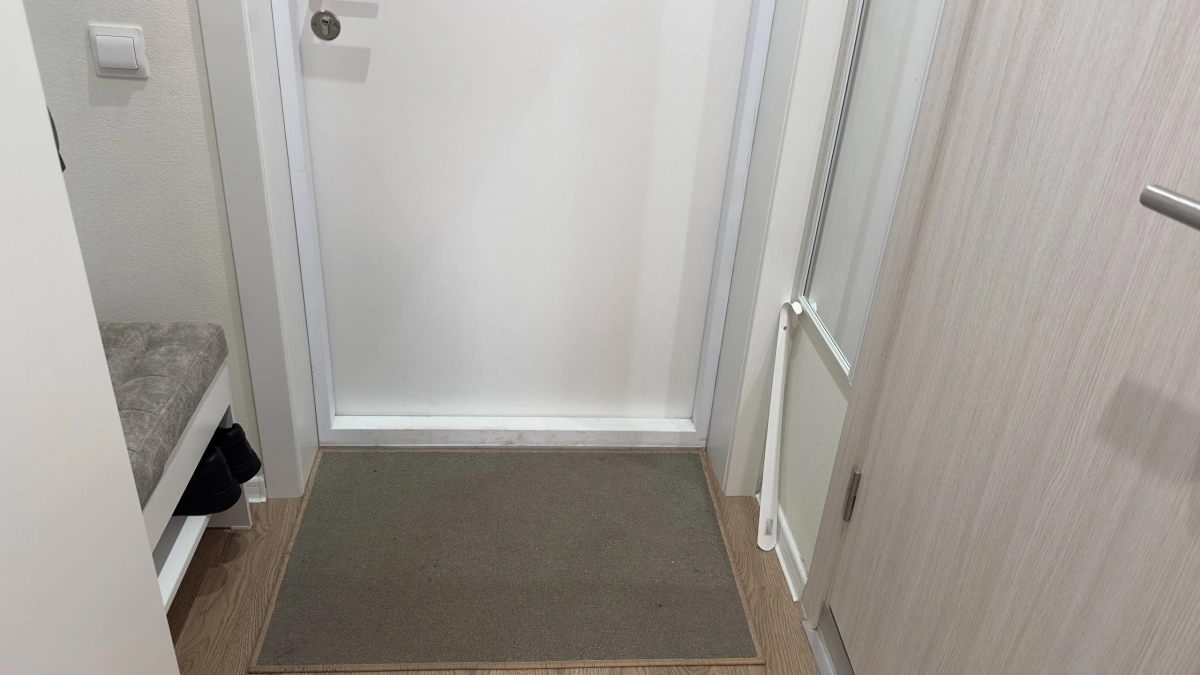 Ламинат или плитка в коридоре: что выбрать, чтобы не пожалеть уже через два года