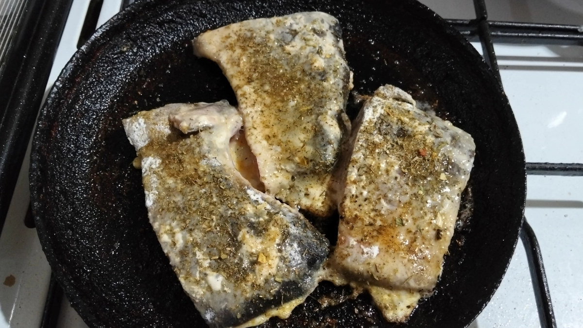 Как пожарить рыбу без масляных брызг и запаха на весь подъезд — запомните раз и на всю жизнь