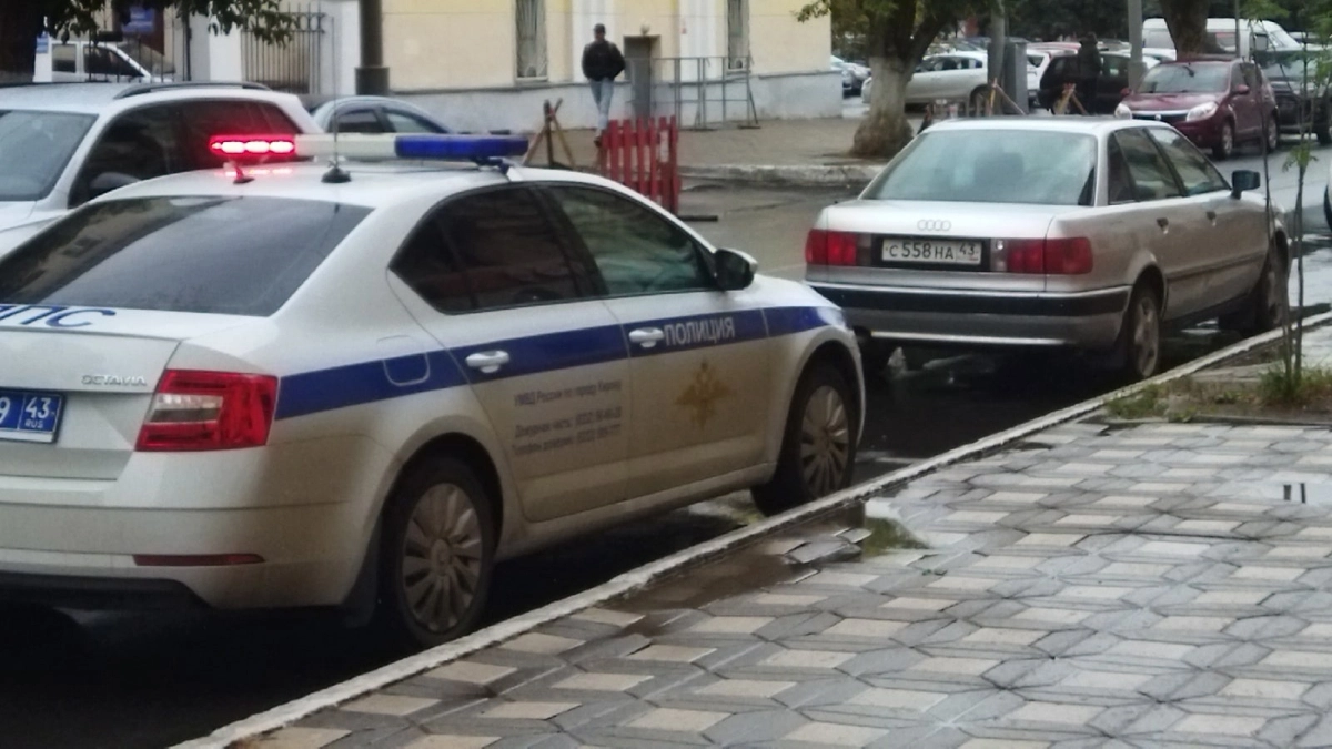 Инспектор ГАИ остановил и просит открыть капот "для сверки номеров": почему не стоит соглашаться и как отказаться правильно