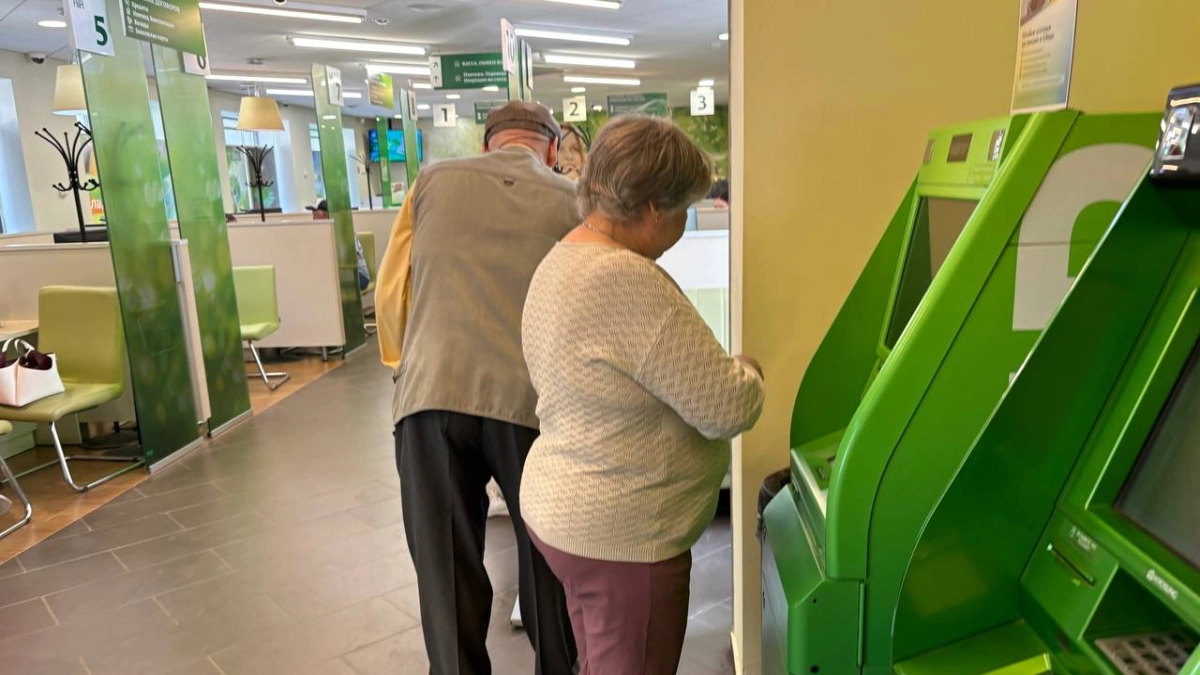 Касается всех, кто получает пенсию на банковскую карту: что важно сделать в первые часы поступления средств - запомните