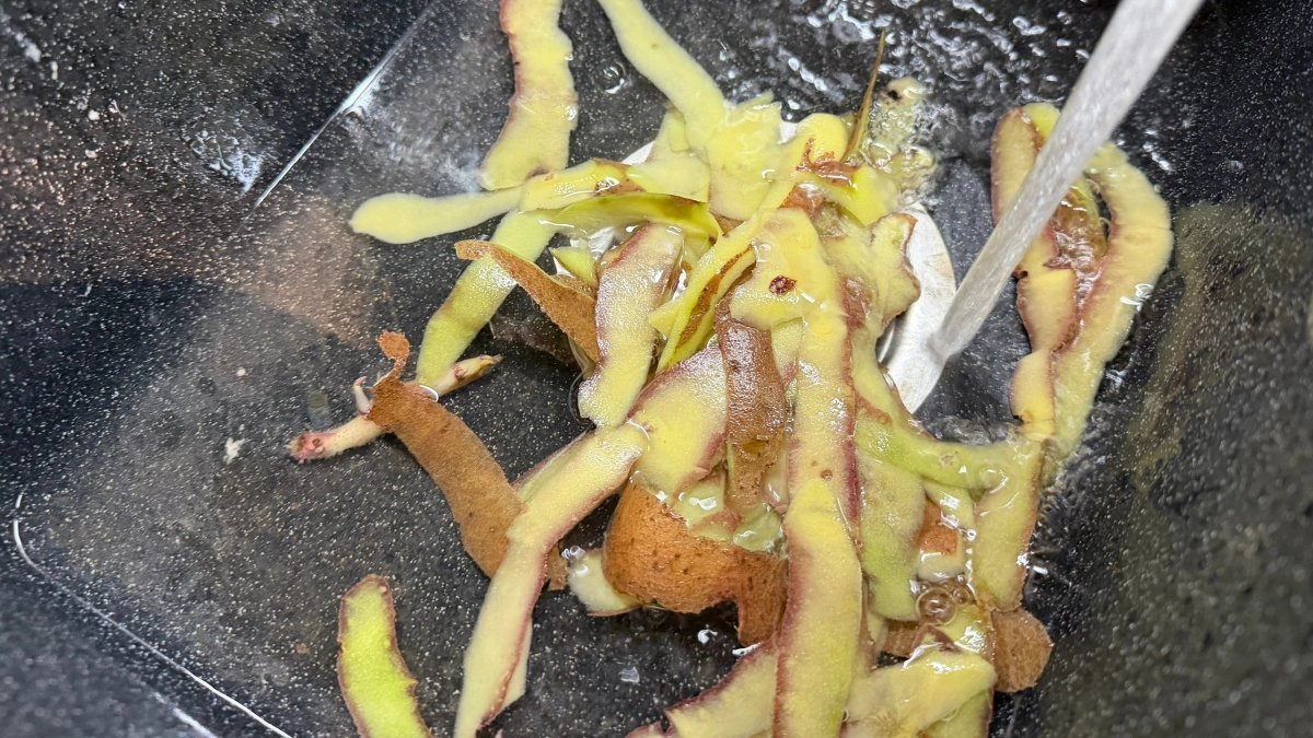 Не выбрасывайте картофельные очистки - этот "мусор" на вес золота: вот как их можно использовать