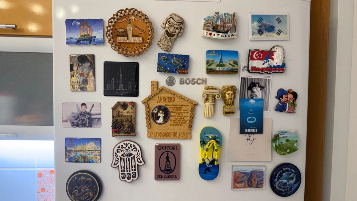 Почему нельзя вешать магнитики на холодильник: какую они несут опасность