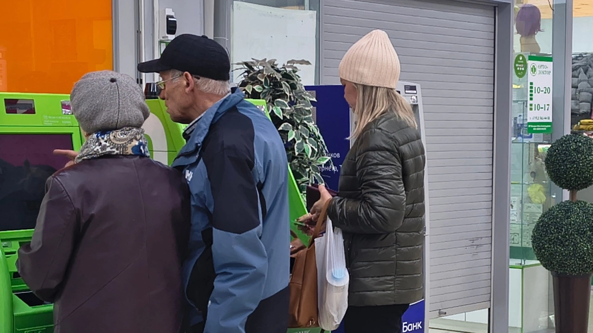 Почему лучше снять деньги с банковских карт до майских праздников - совет экспертов