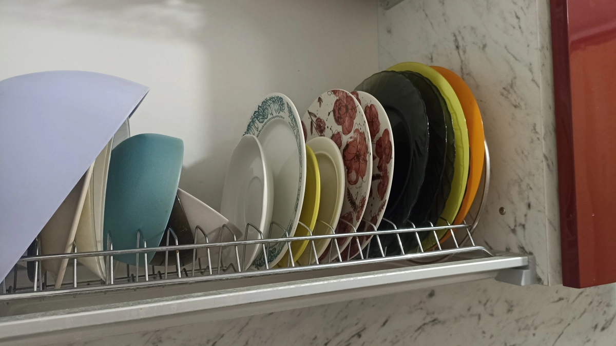 Хранить тарелки на полках теперь не модно: дизайнеры придумали более стильное решение - в разы удобнее и безопаснее