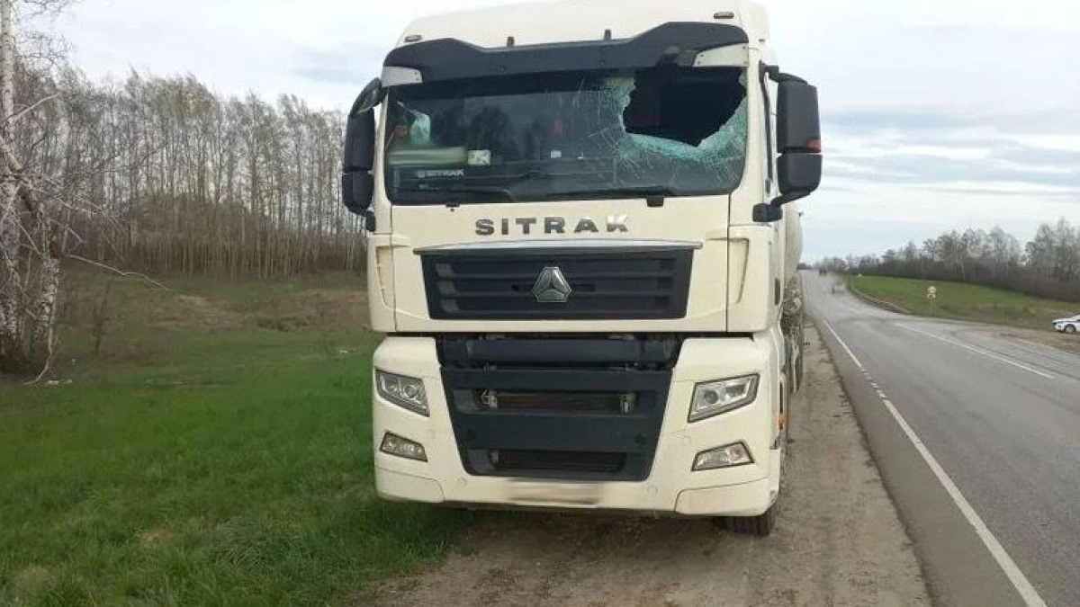 В Рассказовском округе деталь перевозимого танка влетела в лобовое стекло грузовика
