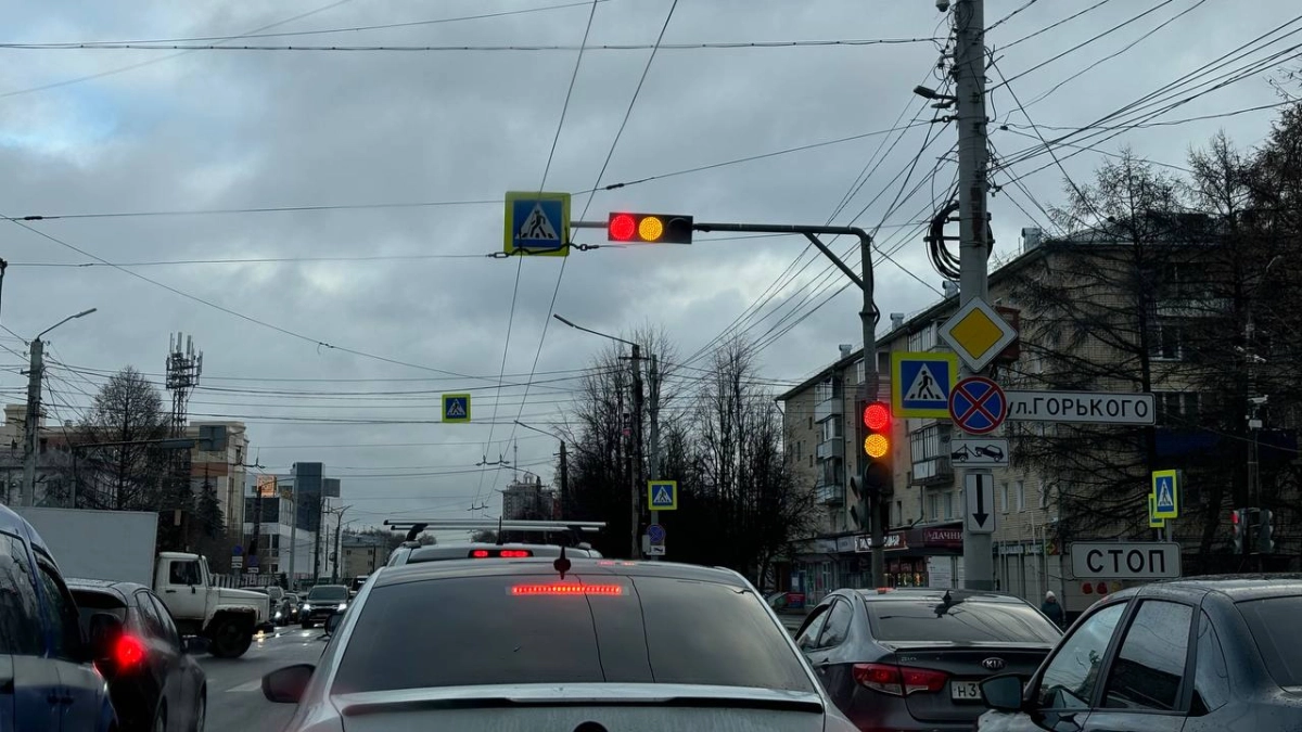 Светофоры перенастроят по всей стране: вводятся новые правила переключения цветов - в чем подвох