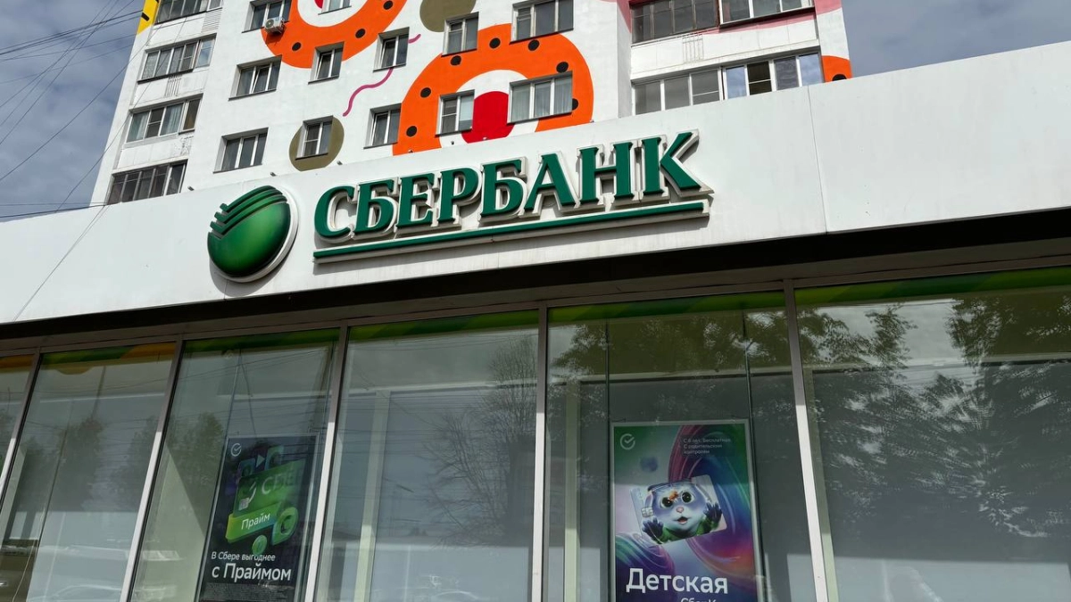 Россиян предупредили: с 1 мая банки меняют тарифы — что будет с переводами и снятием наличных