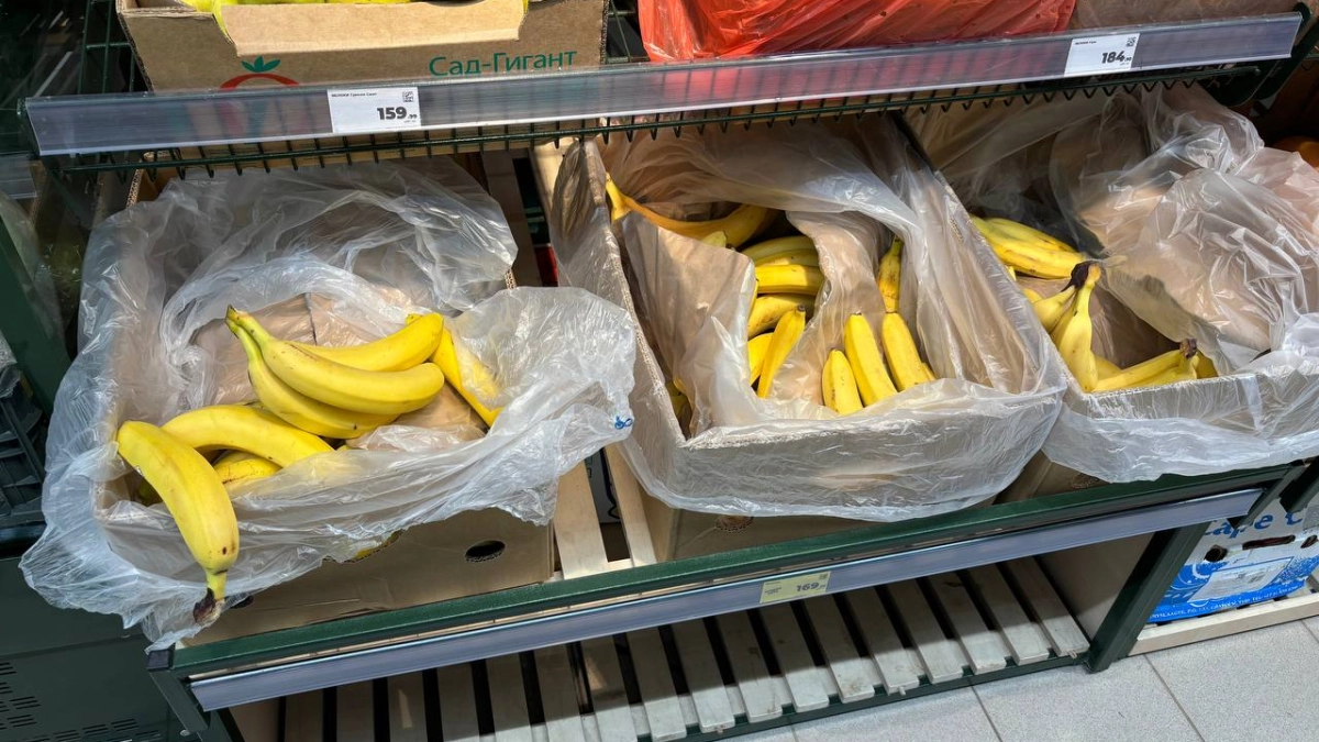 Зачем продавцы "Магнитов" и "Пятёрочек" тайком забирают из коробок с бананами маленькие незаметные пакетики