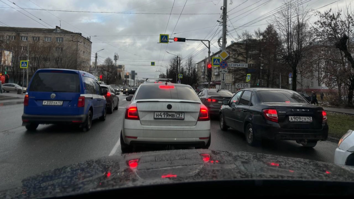 ГАИ теперь штрафует водителей прямо в дорожной пробке: как избежать штрафа