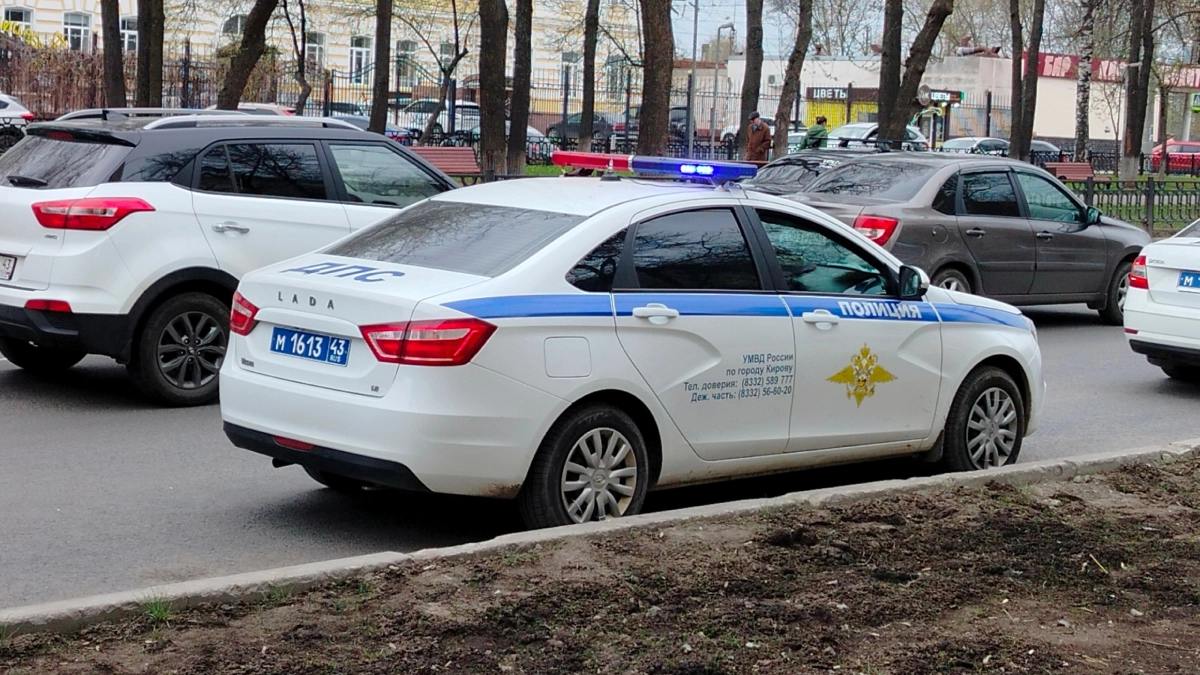 Инспектор ГАИ остановил и просит открыть капот "для сверки номеров": почему не стоит соглашаться и как отказаться по закону