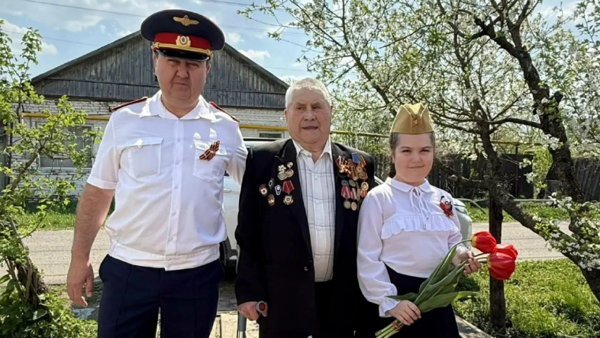 Следователи в Моршанске поздравили ветерана Николая Торопцева с Днём Победы