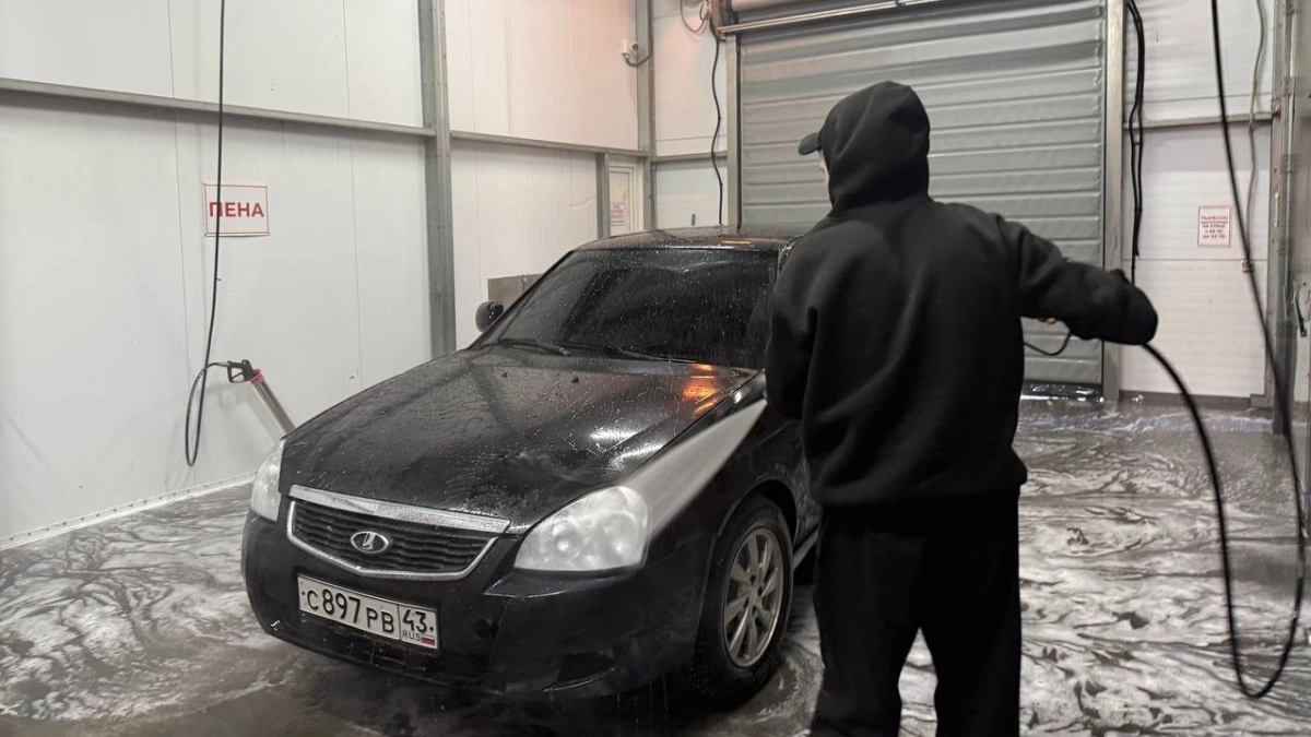 Можно ли грязную машину на автомойке сразу обливать пеной — или правильно сначала ополоснуть водой