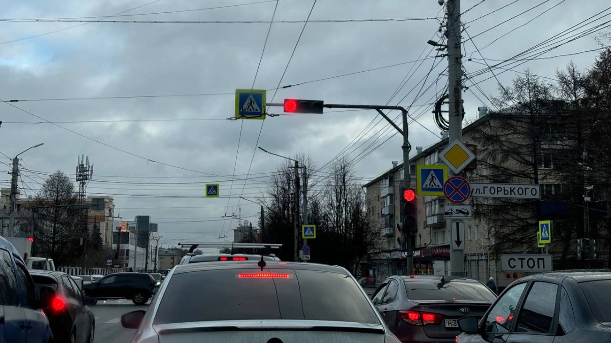 В ГАИ дали четкий ответ: что делать, если автомобиль уже пересек стоп-линию, как вдруг загорелся красный свет
