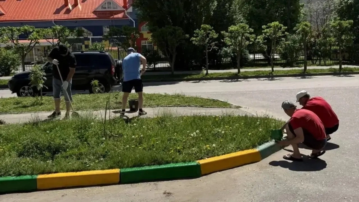 Жители Тамбова вышли на субботники в микрорайонах "Уютный" и "Телецентр"