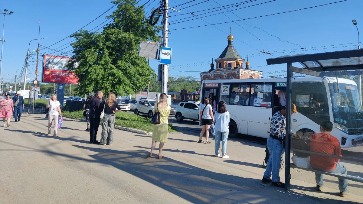 В ГАИ объяснили: почему можно лишиться прав за объезд стоящего на остановке автобуса 