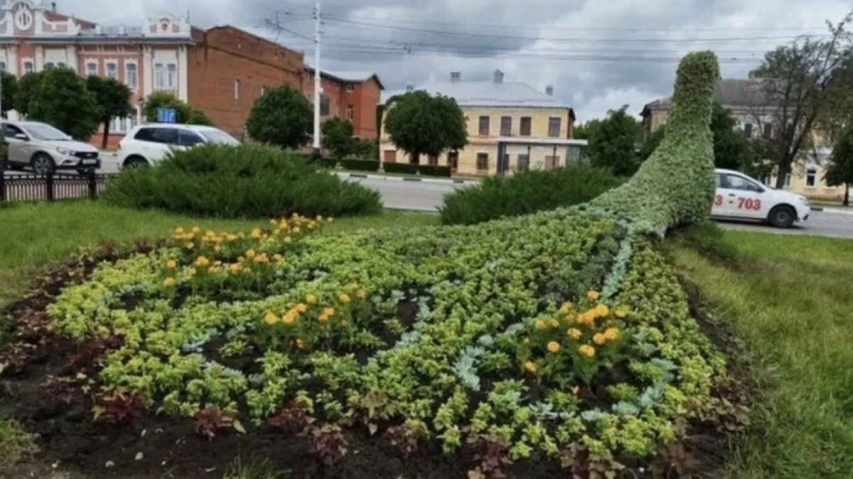 В Тамбове, возле Дома культуры «Знамя труда», снова предстал во всей красе его знаменитый Цветочный павлин