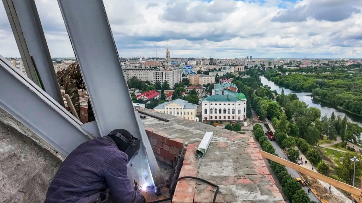 На огромной высоте ведется работа в Новопокровском храме Тамбова
