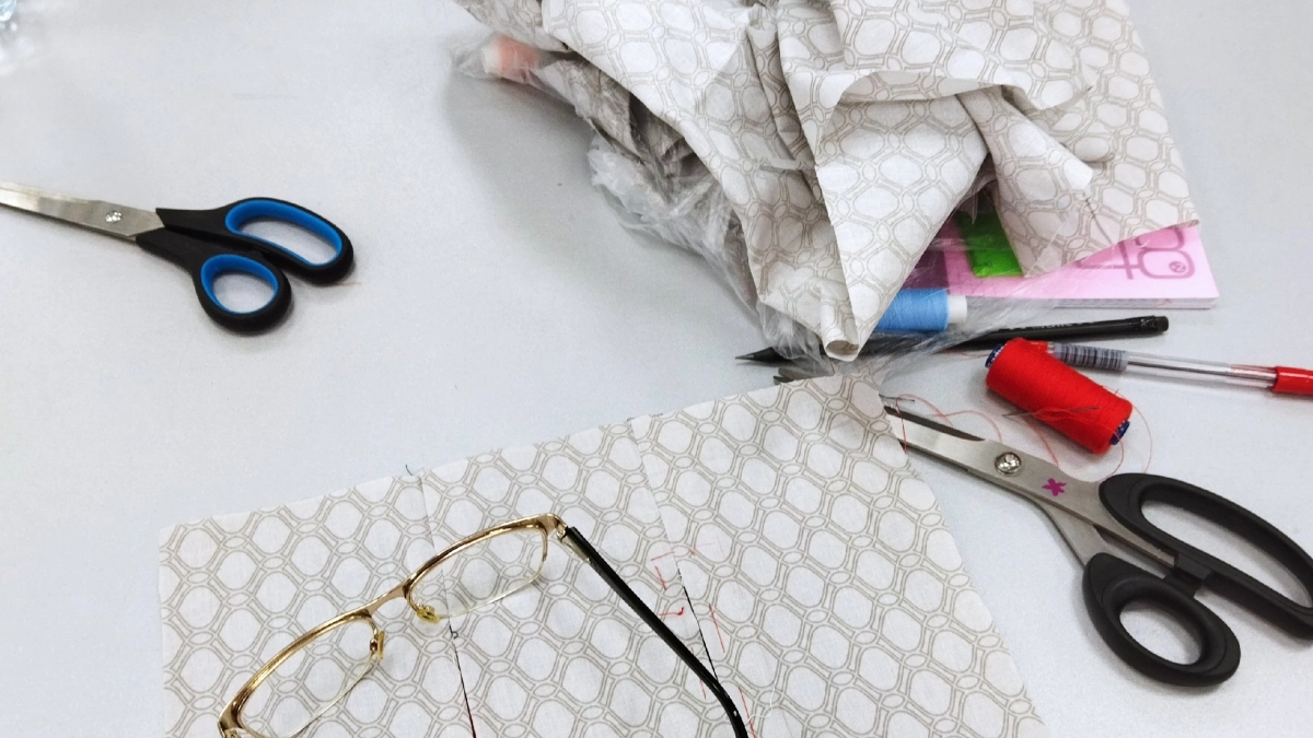У меня все ножницы острее бритвы. Ещё в 90-е старая портниха научила хитростям, как просто и быстро их наточить