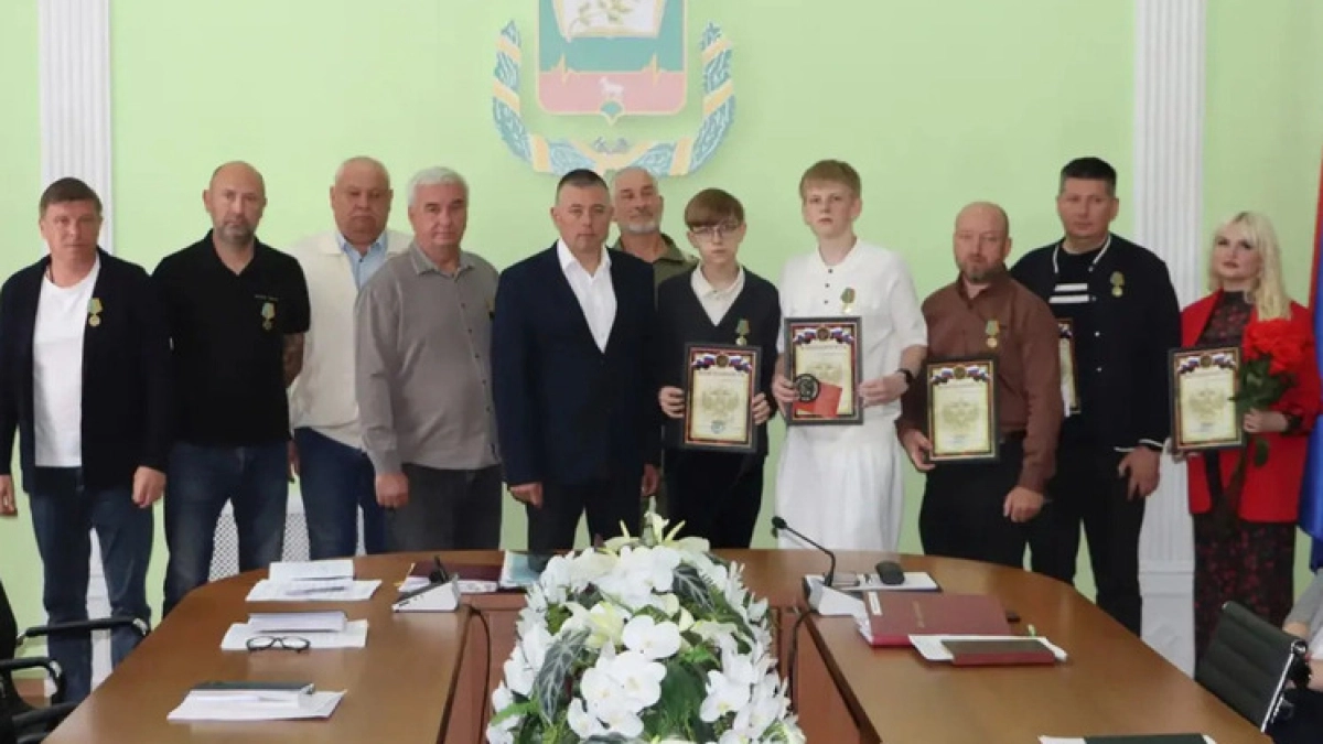В Мичуринске десять человек наградили за поддержку участников спецоперации