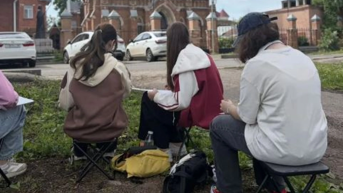 Юные художники рисуют на улицах Тамбова