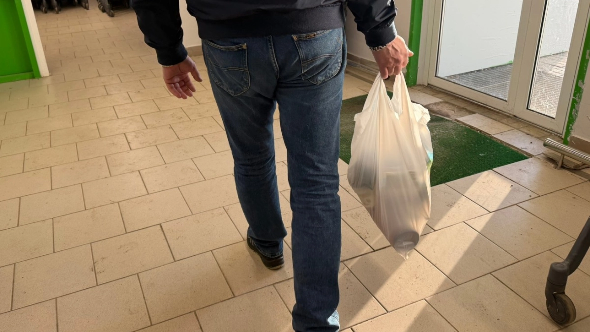 Из-за пакета в магазине можно получить штраф: юрист Ковалев объяснил, как правильно действовать
