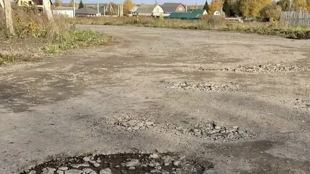 Разбитую дорогу в селе Куксово власти обещают подлатать