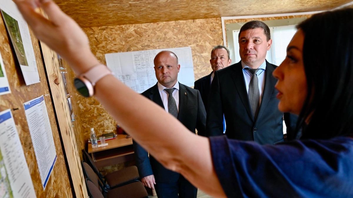 Евгений Первышов проверил строительство школы и ремонт соцобъектов в Рассказовском округе