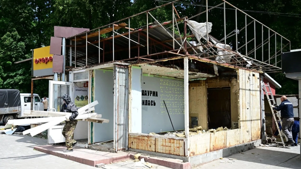 В Тамбове продолжают убирать незаконные киоски: в центре города демонтируют очередной павильон