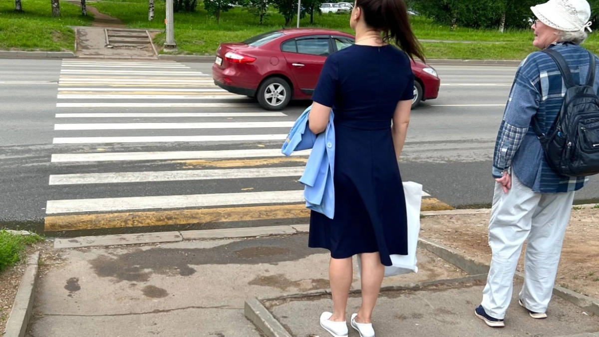 Шаг на "зебру" больше не работает: когда водитель обязан уступить дорогу пешеходу - и что говорить инспектору ГИБДД
