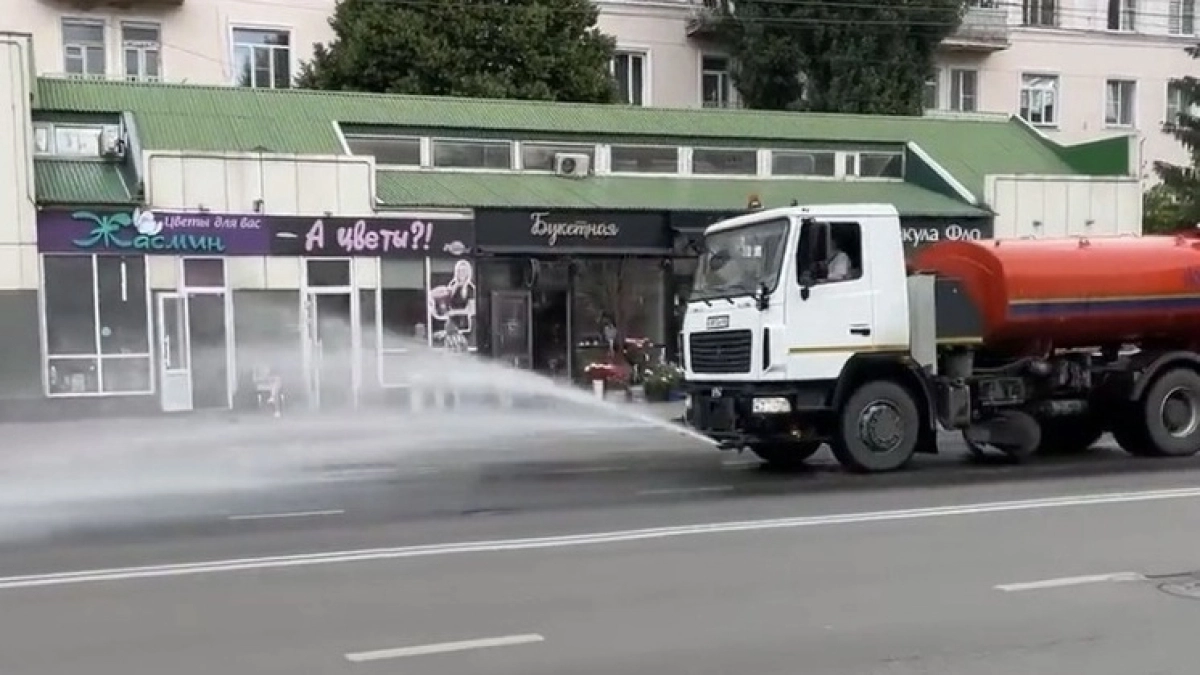 В Тамбове из-за жары на улицы вывели шесть поливальных машин