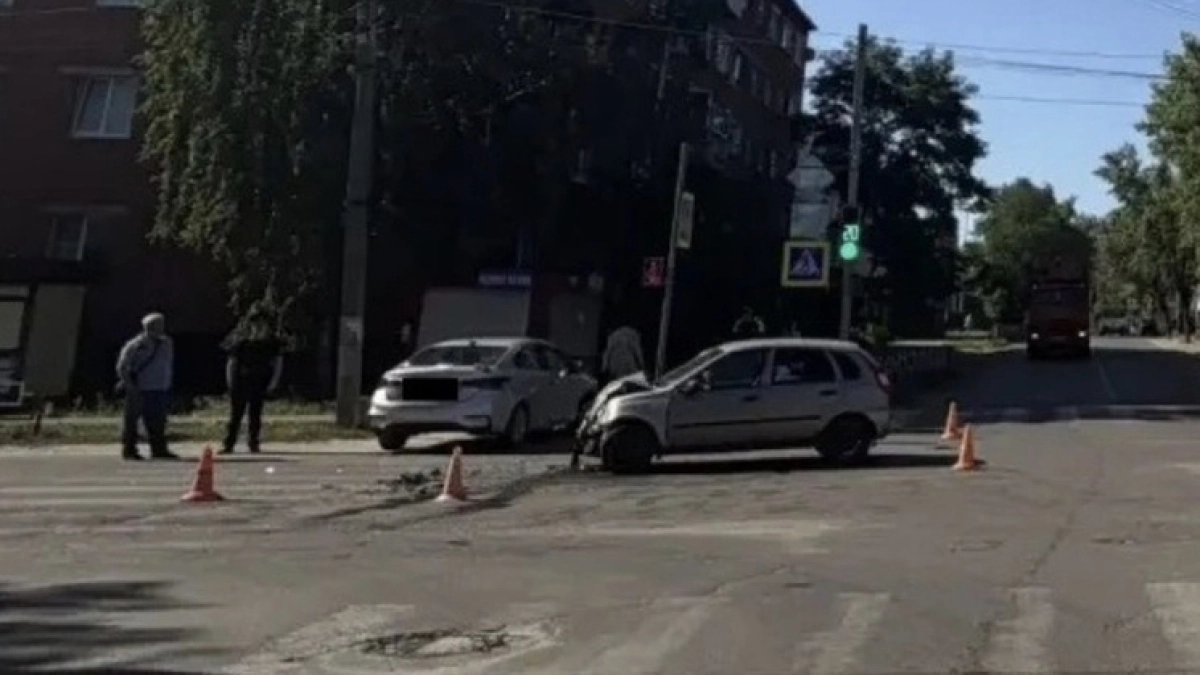 Три человека пострадали при столкновении двух легковушек в Котовске