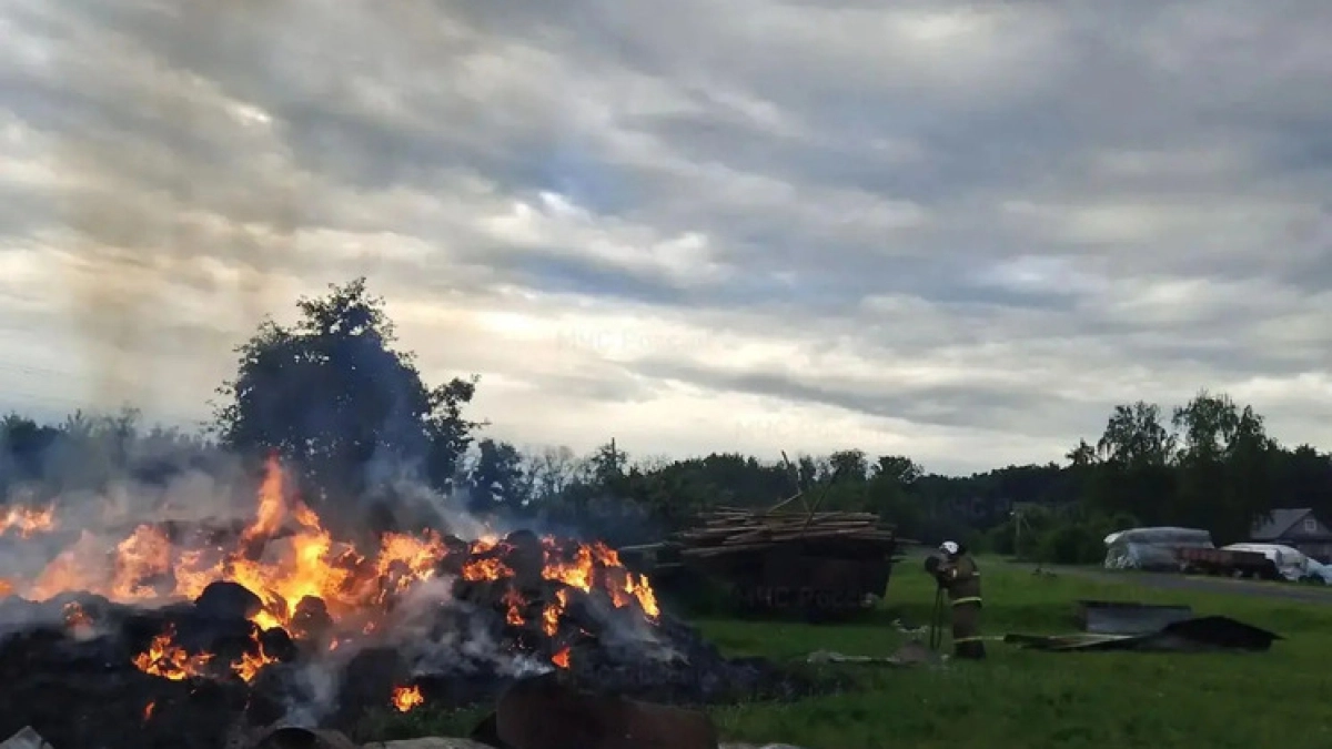 В Тамбовском округе добровольные пожарные не дали огню перекинуться на соседние строения