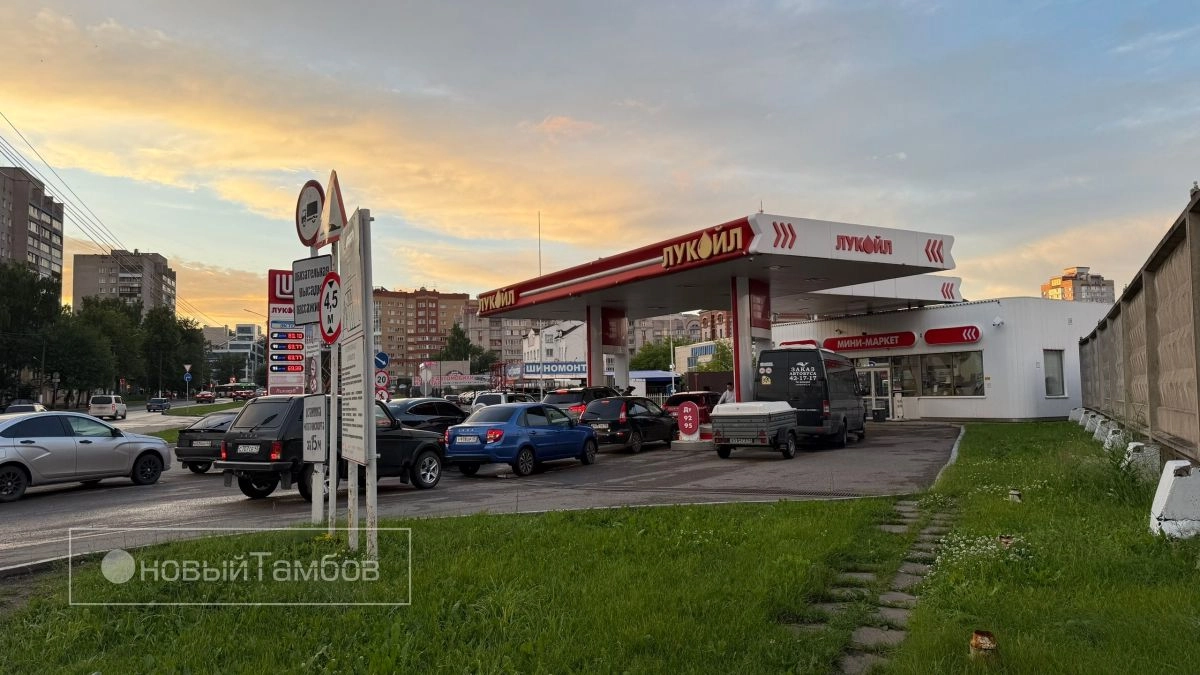 «Стоим с пяти утра, а бензина нет»: как Тамбовская область задыхается в очередях на АЗС