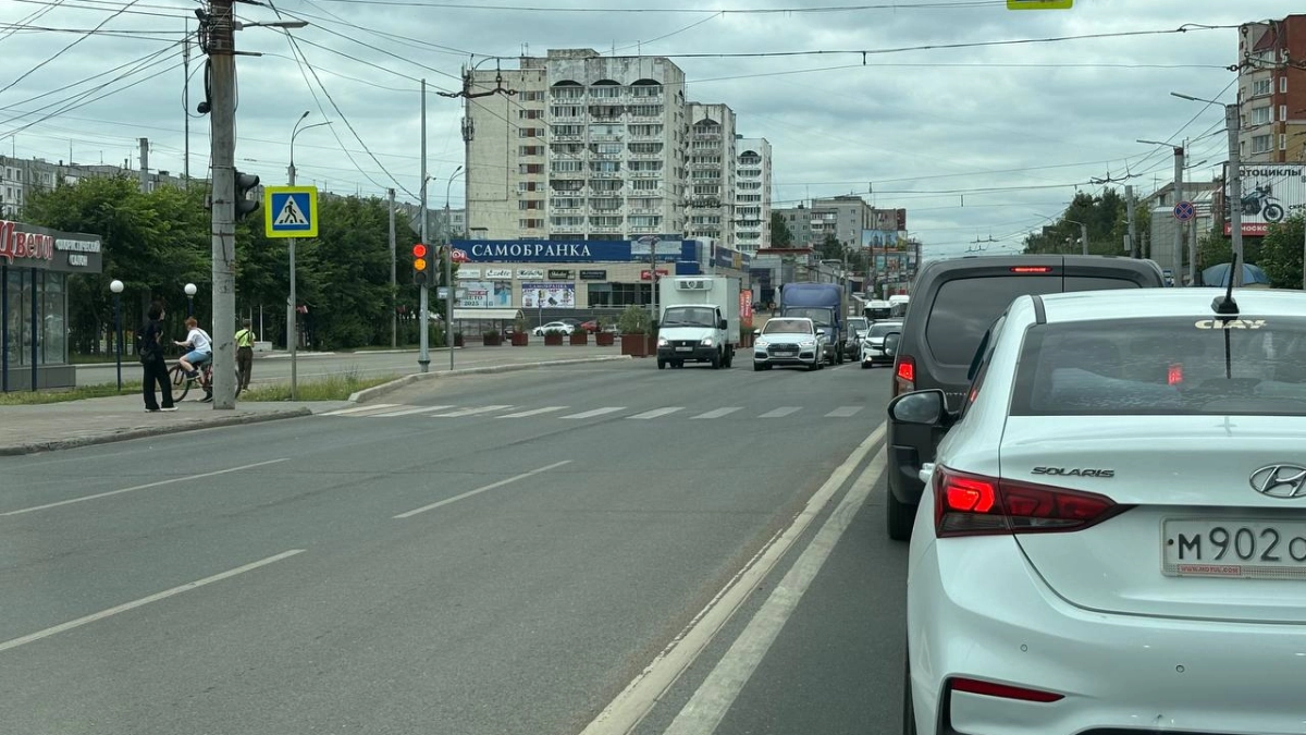 Водитель больше не обязан включать ближний свет днем? Почему сегодня многие ездят с выключенными фарами