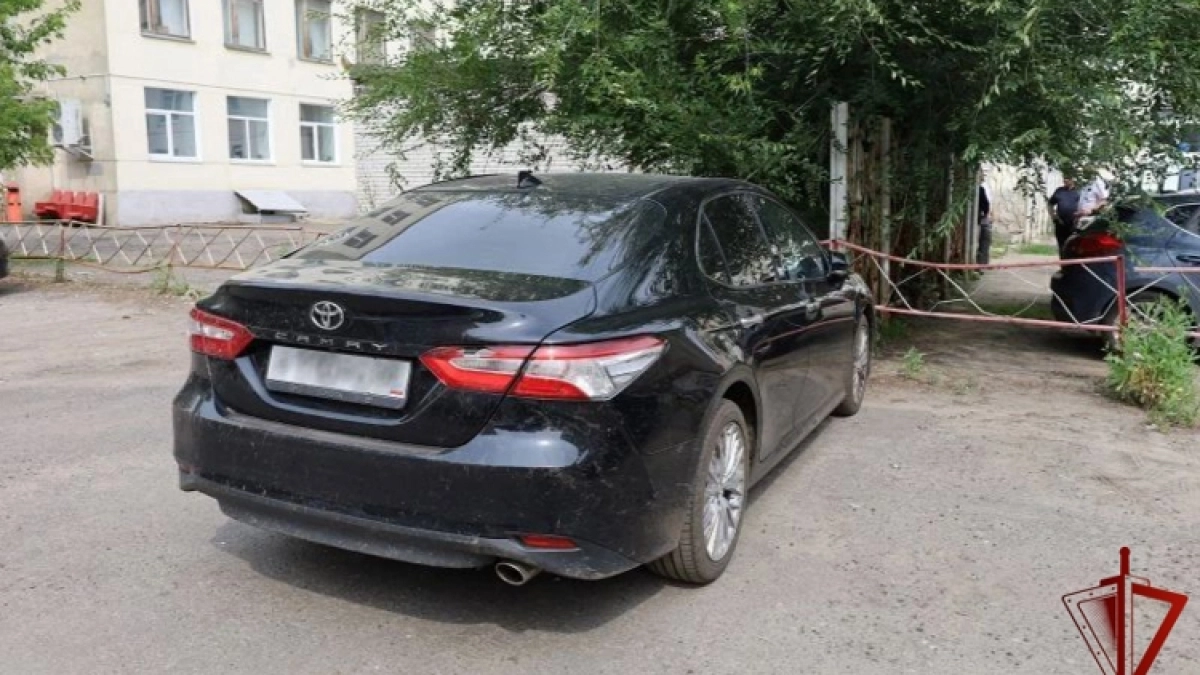Жители Тамбова отобрали у своего знакомого иномарку и деньги