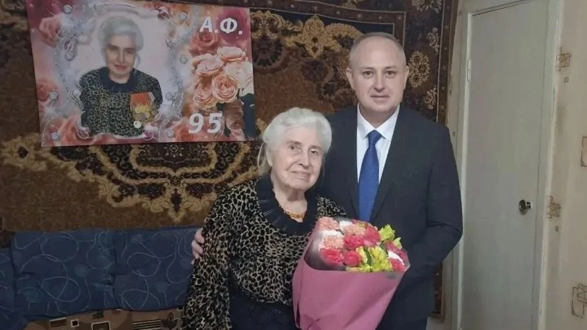 Максим Косенков поздравил с 95-летием ветерана труда и труженицу тыла Анастасию Чуксину