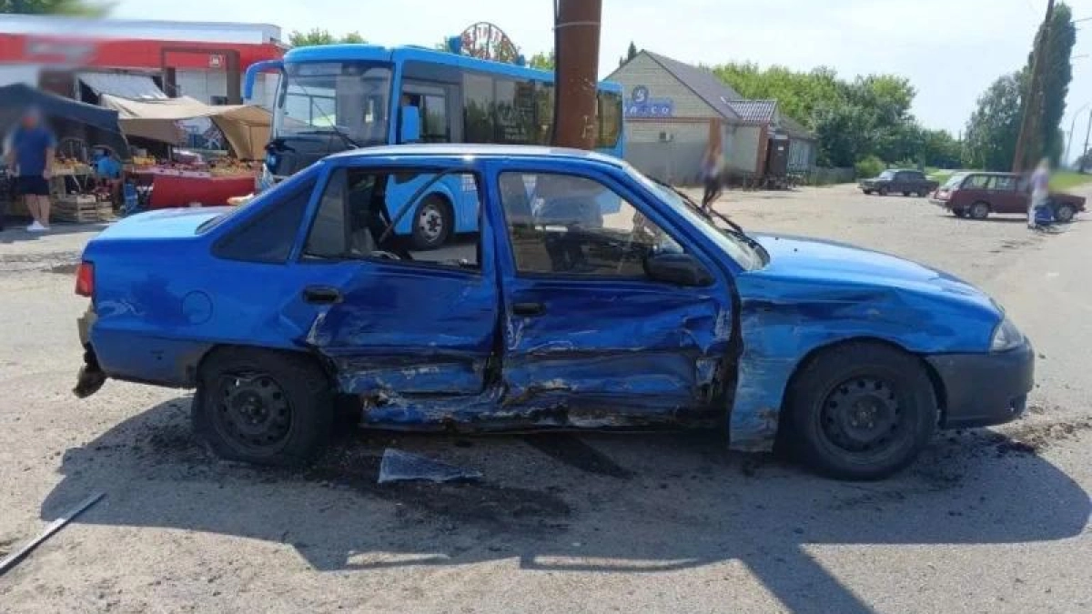 В Уварове три человека пострадали в ДТП с двумя легковыми автомобилями