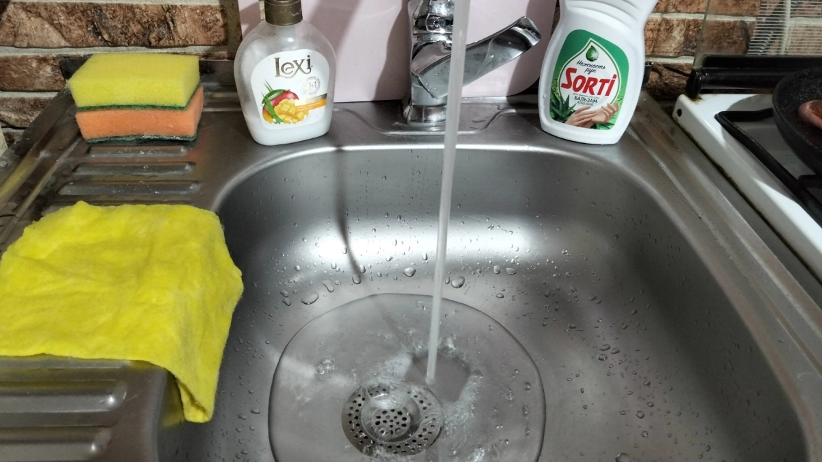 2 стакана – и вода не стоит в раковине: как быстро устранить засор и прочистить слив – сантехника звать не придётся