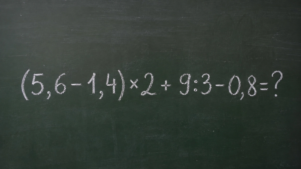 Держим мозг в тонусе: решите пример (5,6 − 1,4) × 2 + 9 : 3 − 0,8