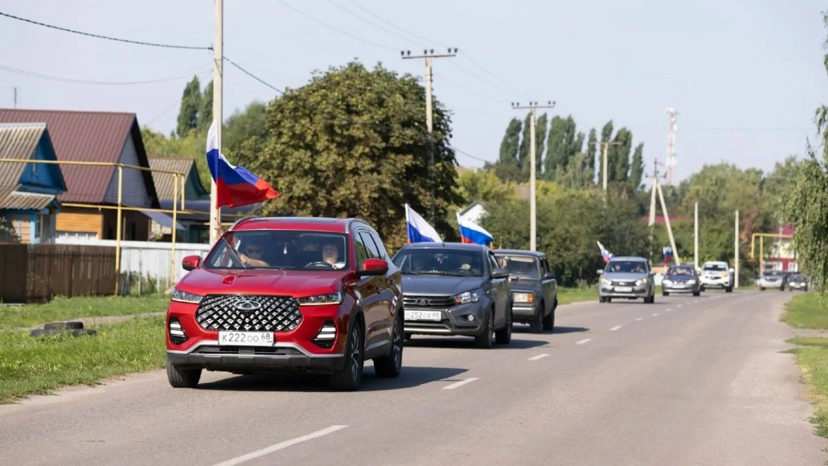 Жители Токаревского округа устроили в честь Дня Государственного флага автопробег