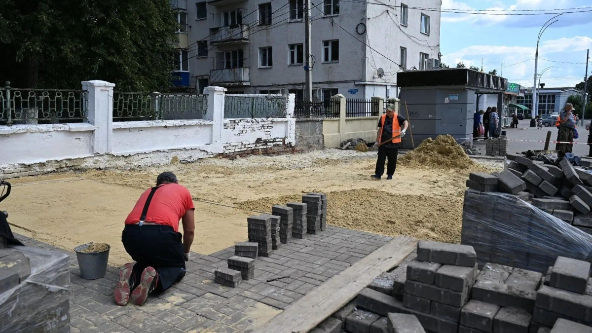 На Советской в Тамбове восстанавливают тротуар после сноса торгового киоска