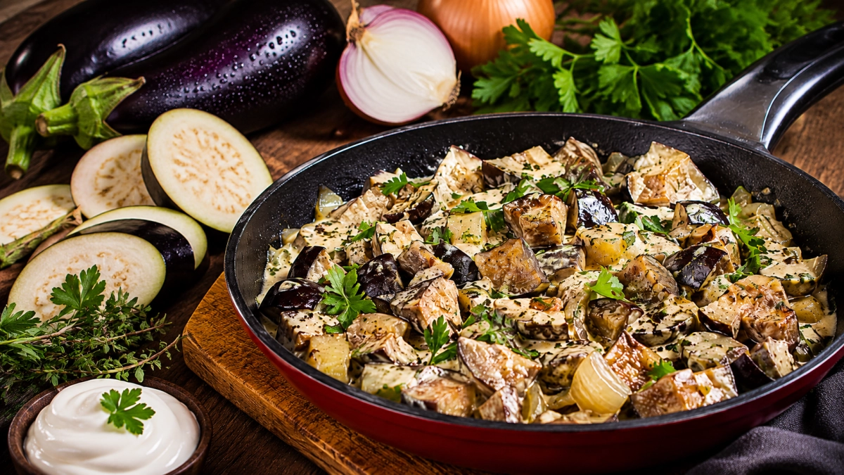 Самый вкусный гарнир из баклажанов: с луком, сметаной и прованскими травами — напоминает жареные белые грибы