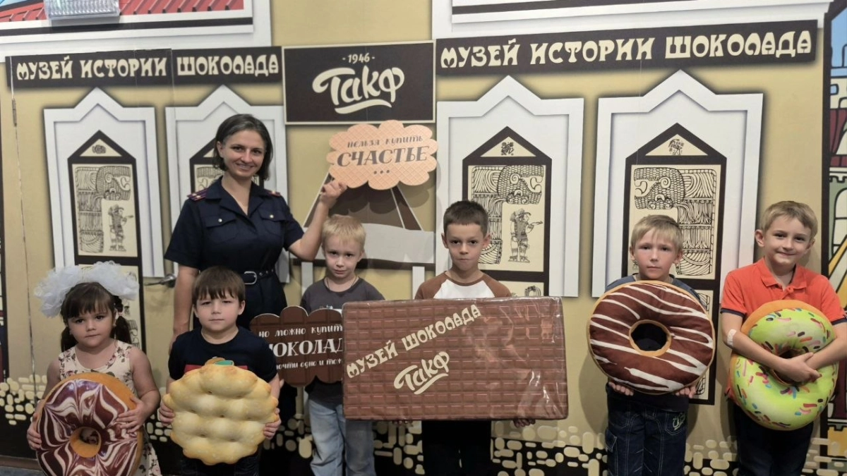 Тамбовские следователи устроили для будущих первоклассников экскурсию на шоколадную фабрику