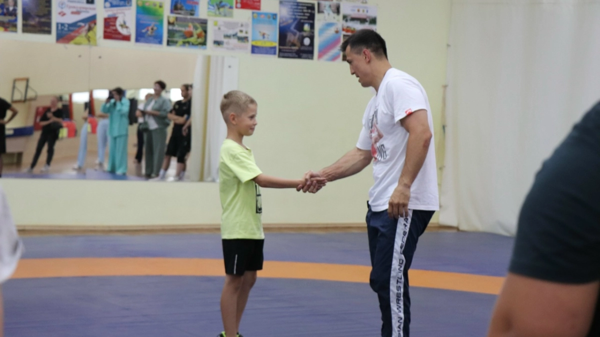 С кадетами Уварово встретился олимпийский чемпион по греко-римской борьбе Роман Власов