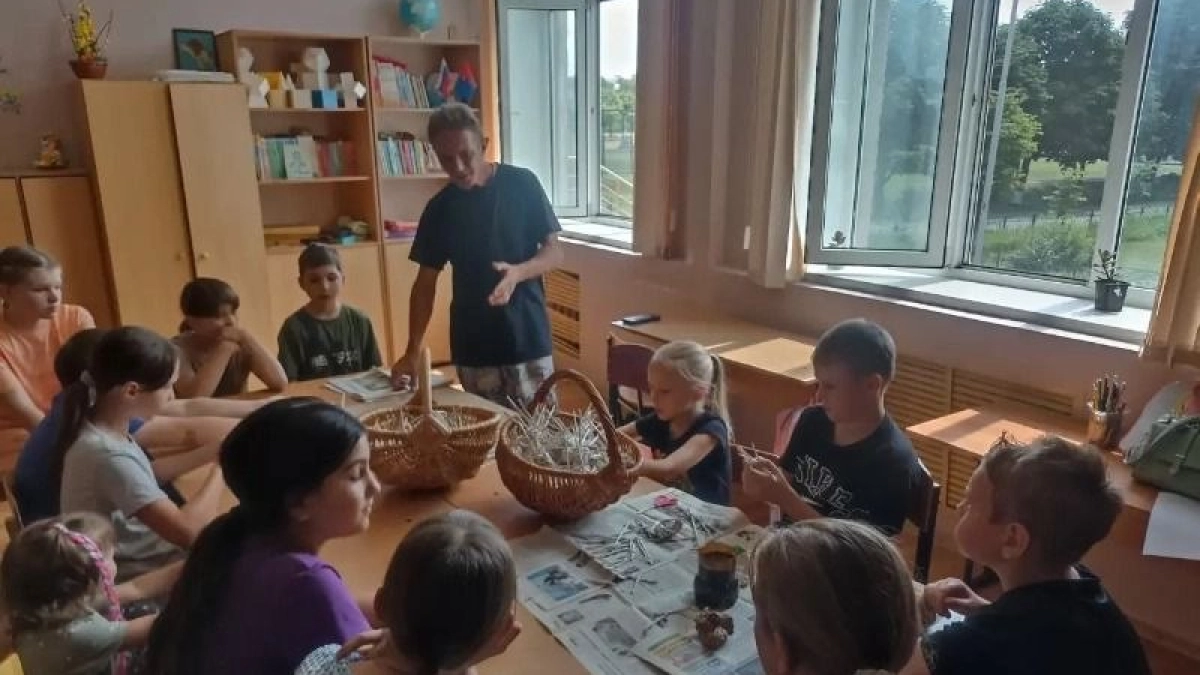 Школьники из Гавриловского округа научились плести лапти и корзины из старых газет