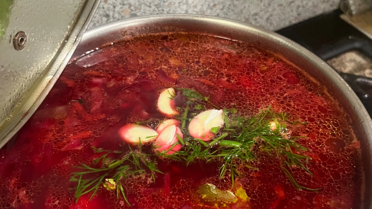 Борщ любит не чеснок и не уксус, а эту приправу: вкус раскрывается заново — и вся семья просит добавки
