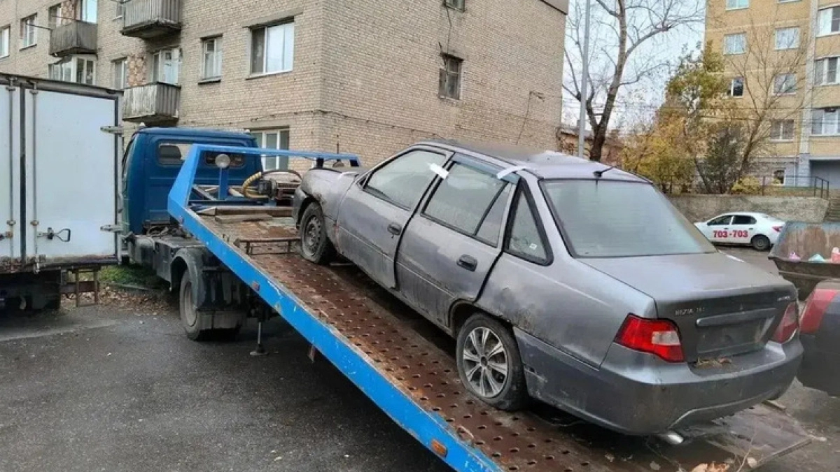 В Тамбове с улицы Мичуринской убрали брошенный автомобиль