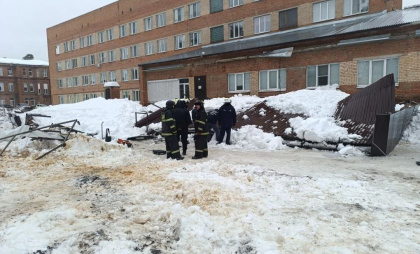 Снег раздавил козырёк больницы в Котовске: под завалом погиб пенсионер