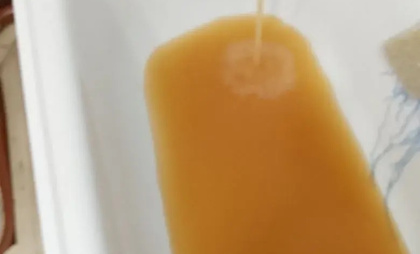 «Апельсиновый сок» из крана: жители Пичаева месяц мучаются с ржавой водой