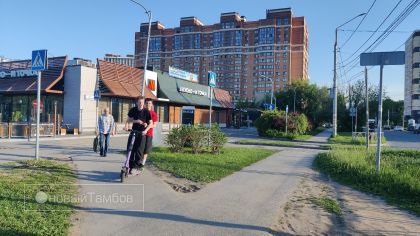 «В Парке Победы не погуляешь — самокаты на остановках, велосипеды налетают сзади»: почему тамбовчане требуют запретить электротранспорт 